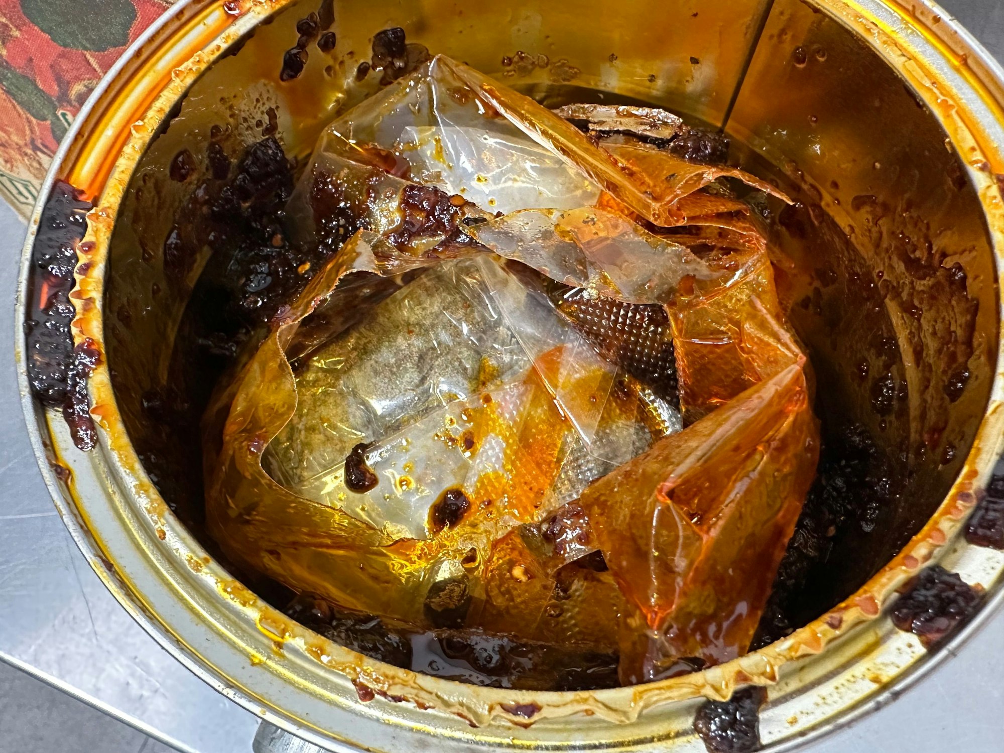 Das Foto zeigt vakuumiertes Marihuana in Chilipaste.