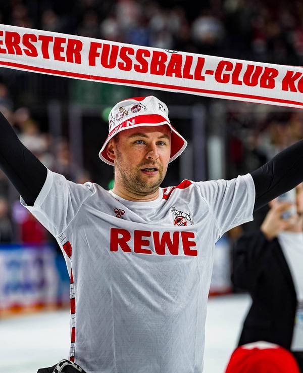 Julius Hudacek mit FC-Trikot, -Schal und -Hut.