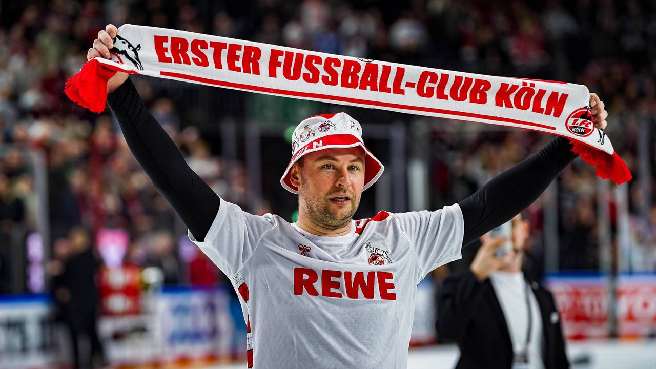 Julius Hudacek mit FC-Trikot, -Schal und -Hut.