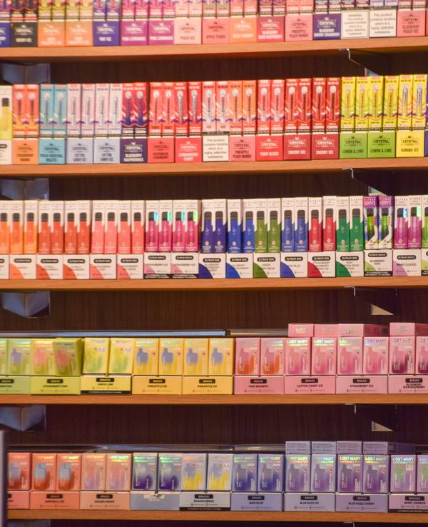In einem Geschäft werden bunte Vapes ausgestellt. Einweg-E-Zigaretten sollen in Großbritannien zum Schutz von Minderjährigen verboten werden. (zu dpa: «Briten wollen Einweg-E-Zigaretten ab Sommer verbieten») +++ dpa-Bildfunk +++