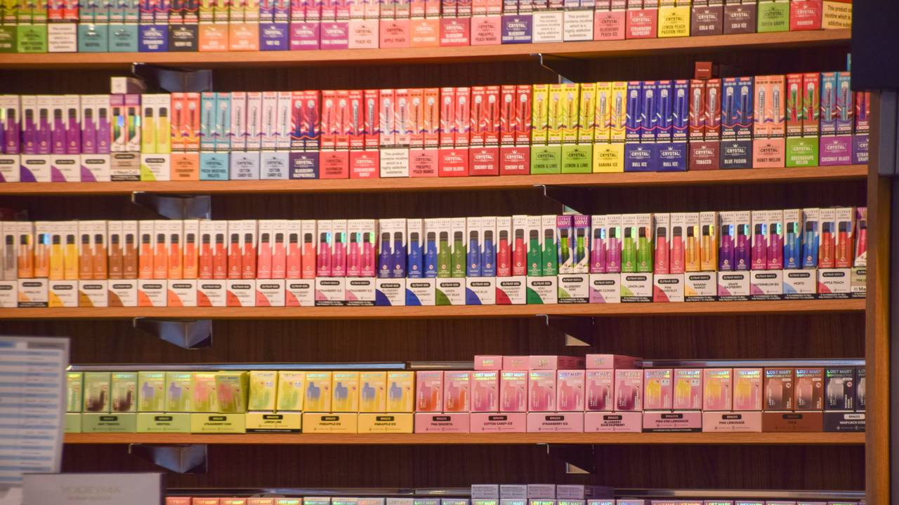 In einem Geschäft werden bunte Vapes ausgestellt. Einweg-E-Zigaretten sollen in Großbritannien zum Schutz von Minderjährigen verboten werden. (zu dpa: «Briten wollen Einweg-E-Zigaretten ab Sommer verbieten») +++ dpa-Bildfunk +++