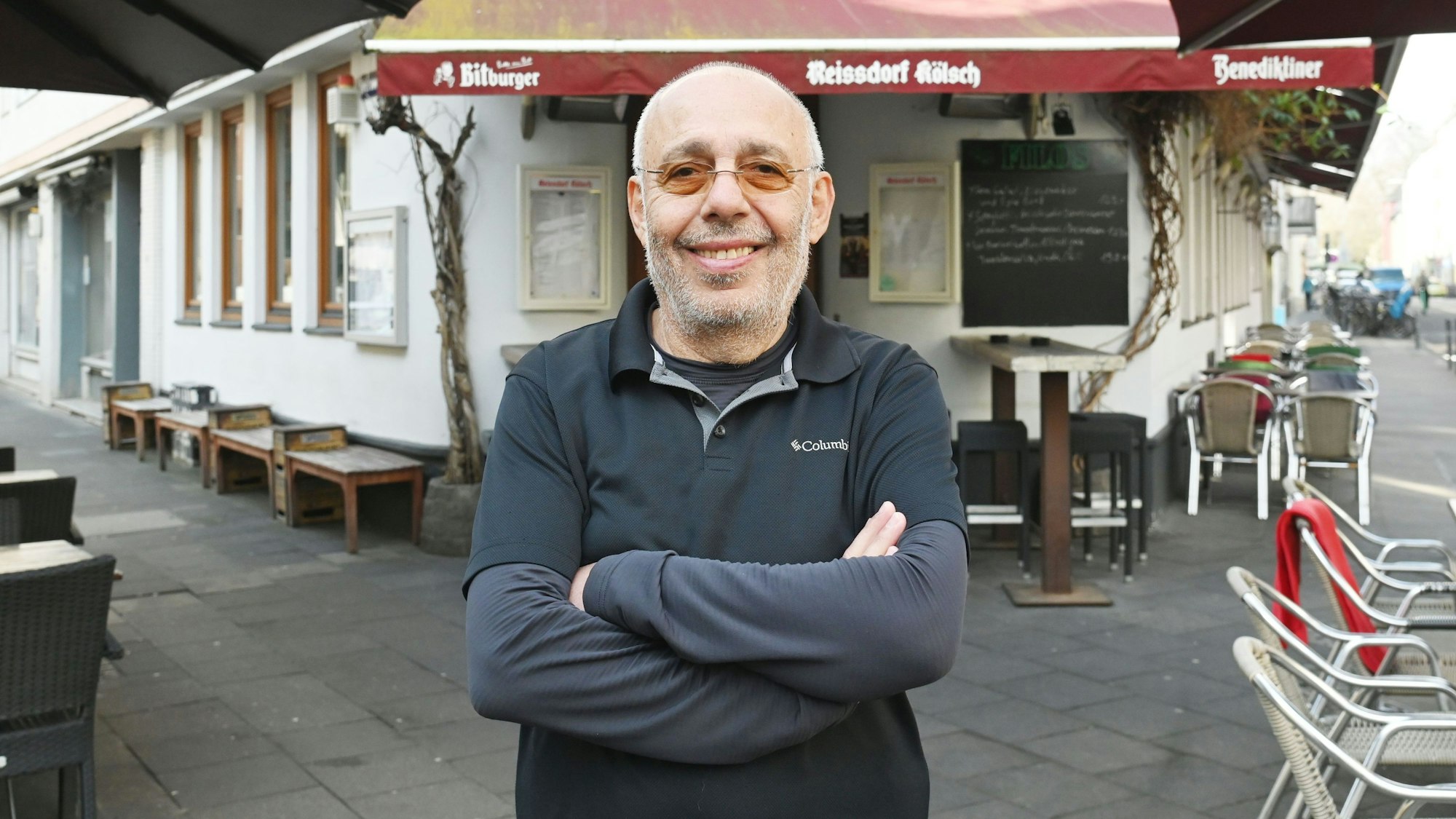 Kult-Wirt Costa Fotiadis vor dem Filos in der Südstadt