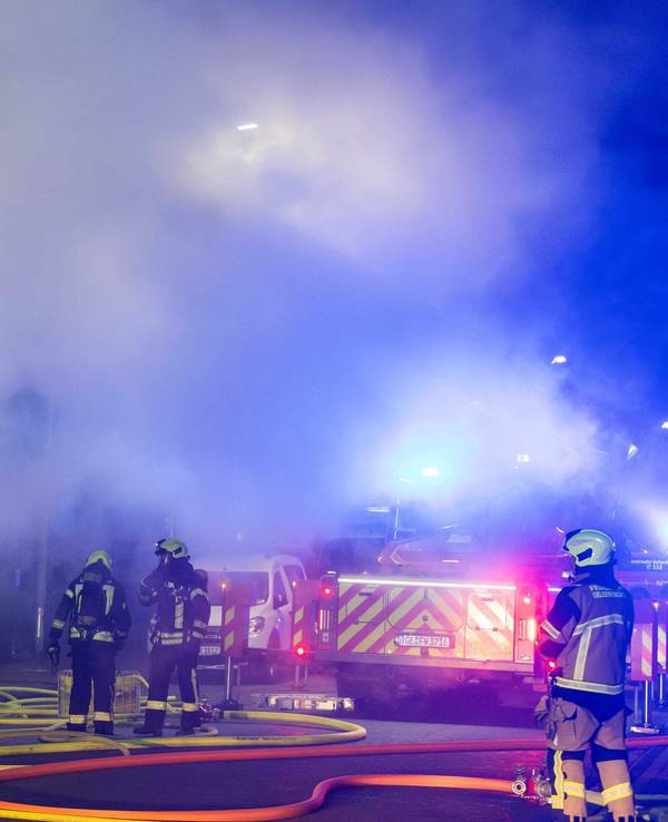 Einsatzkräfte der Feeurwehr löschen den Brand in einem Mehrfamilienhaus. Bei einem Feuer in einem Mehrfamilienhaus sind in Gelsenkirchen mehrere Menschen verletzt worden.