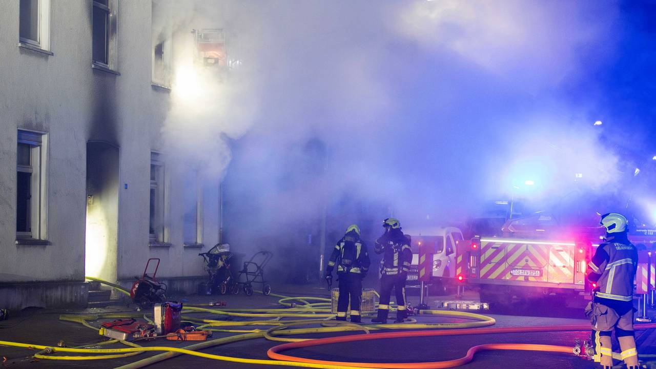 Einsatzkräfte der Feeurwehr löschen den Brand in einem Mehrfamilienhaus. Bei einem Feuer in einem Mehrfamilienhaus sind in Gelsenkirchen mehrere Menschen verletzt worden.