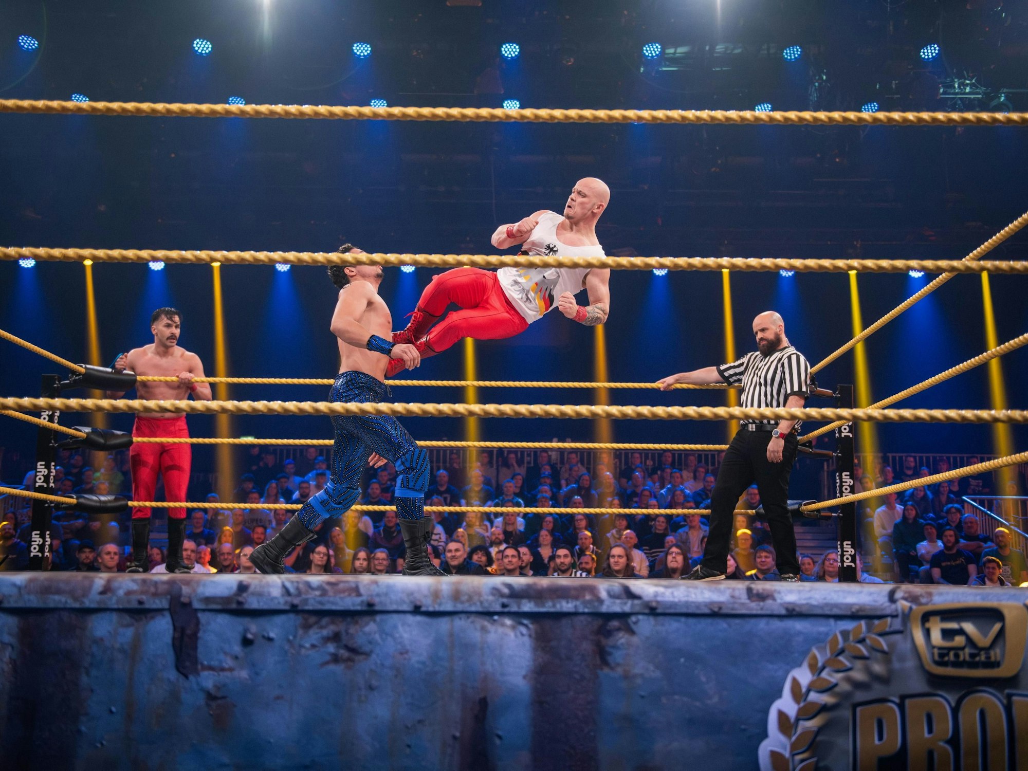 Fabian Hambüchen mit einem Dropkick gegen René Casselly beim Promi-Wrestling von TV Total.