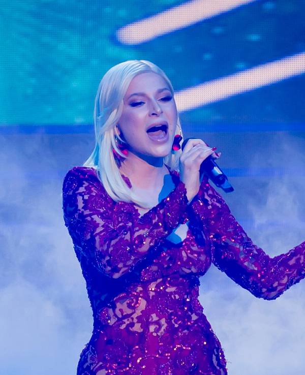 Marie Reim tritt 2024 mit „Naiv“ beim „Eurovision Song Contest - Das deutsche Finale 2024“ auf.