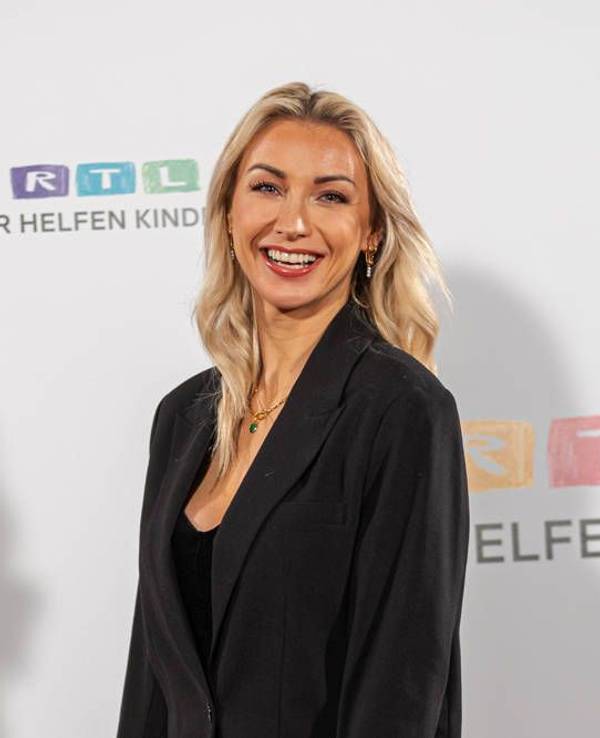 Anna-Carina Woitschack, hier beim RTL-Spendenmarathon 2024, hat sich vor ihrem Einzug ins Dschungelcamp noch eine neue Frisur gegönnt.