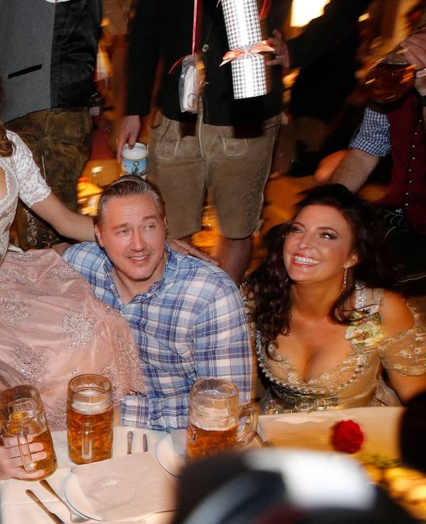 Lilly Becker auf dem Oktoberfest mit Verona und Franjo Pooth, dazu ist auch ihr damaliger Mann Boris Becker dabei.