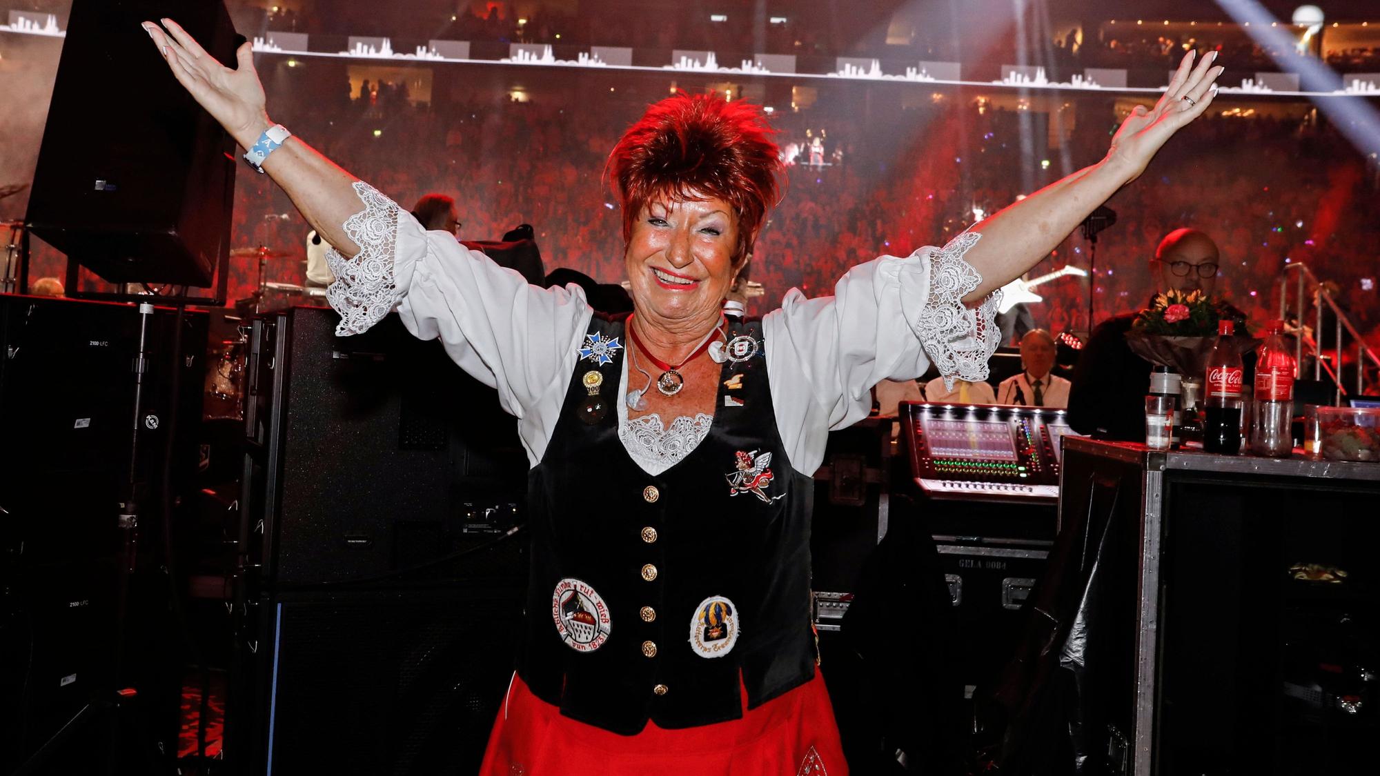 Marita Köllner steht in der Lanxess-Arena vor der Bühne.