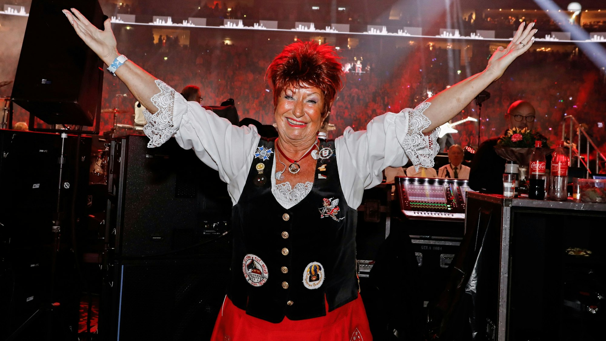 Marita Köllner steht in der Lanxess-Arena vor der Bühne.