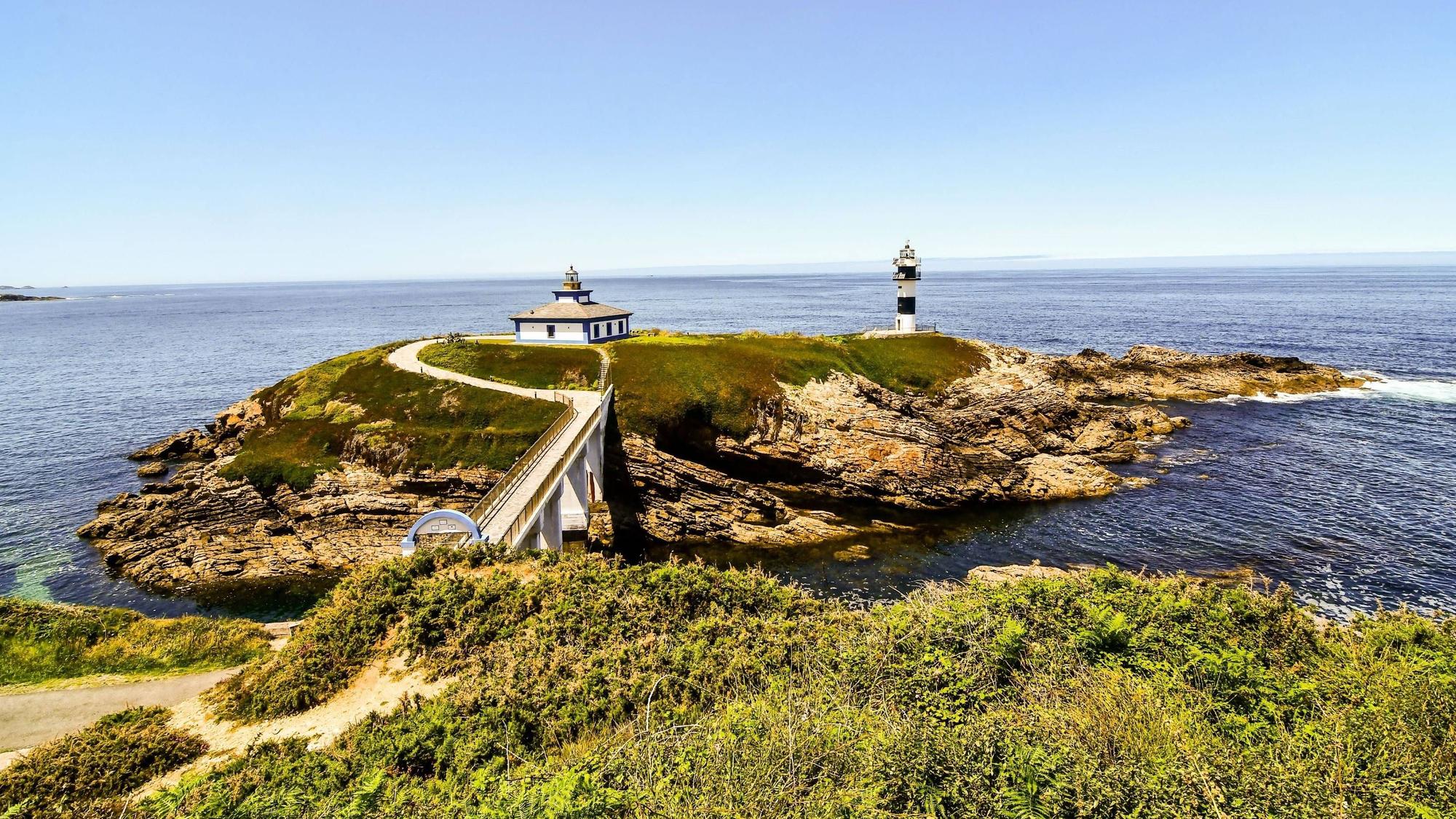 Blick auf einen Leuchtturm an der Küste Galiziens.