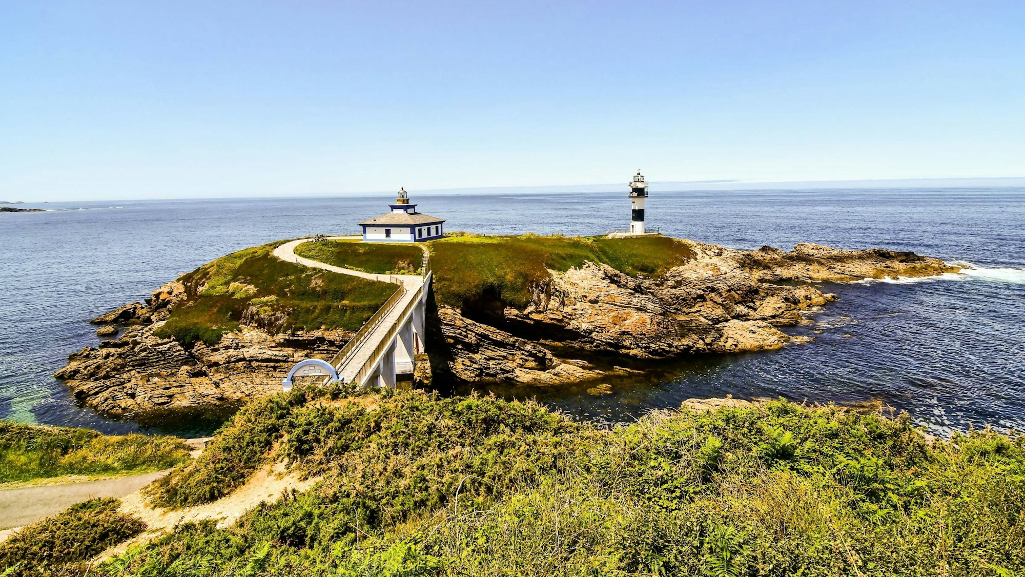 Blick auf einen Leuchtturm an der Küste Galiziens.