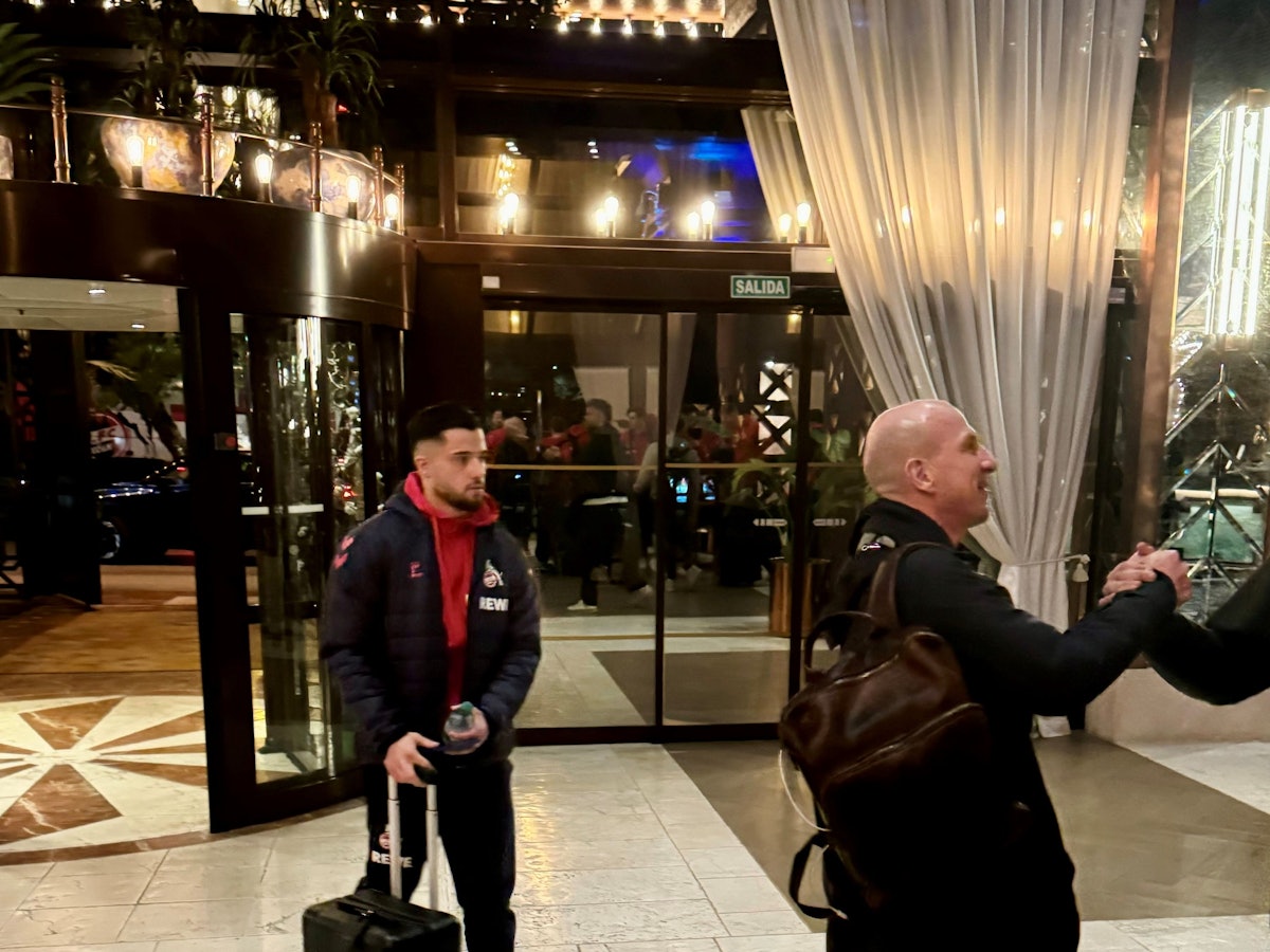 Gerhard Struber wird im spanischen Estepona begrüßt, dahinter kommt Jusuf Gazibegovic.