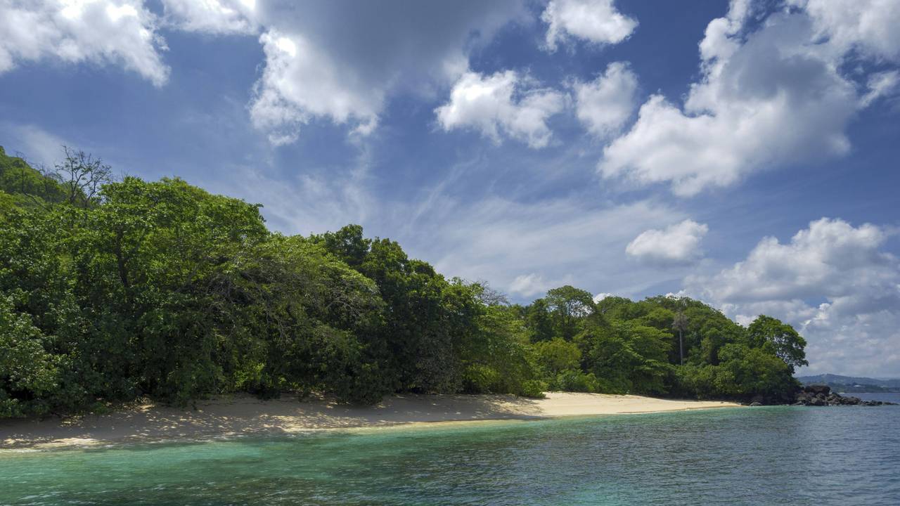 Bucht, Riff und Strand sind in Pulisan, im Norden Sulawesis zu sehen.