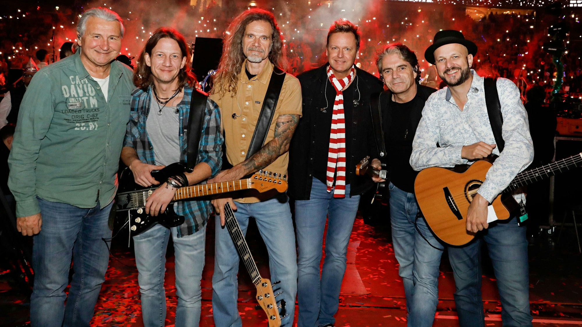 Die Bläck Fööss stehen vor der Bühne.