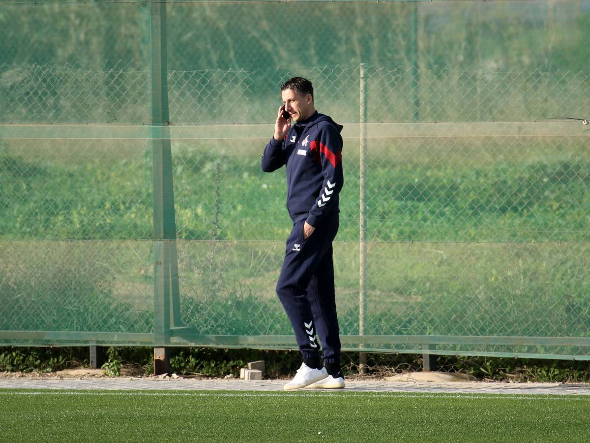 Christian Keller am Trainingsplatz am Telefon.