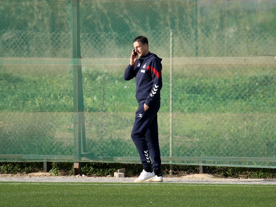 Christian Keller am Trainingsplatz am Telefon.