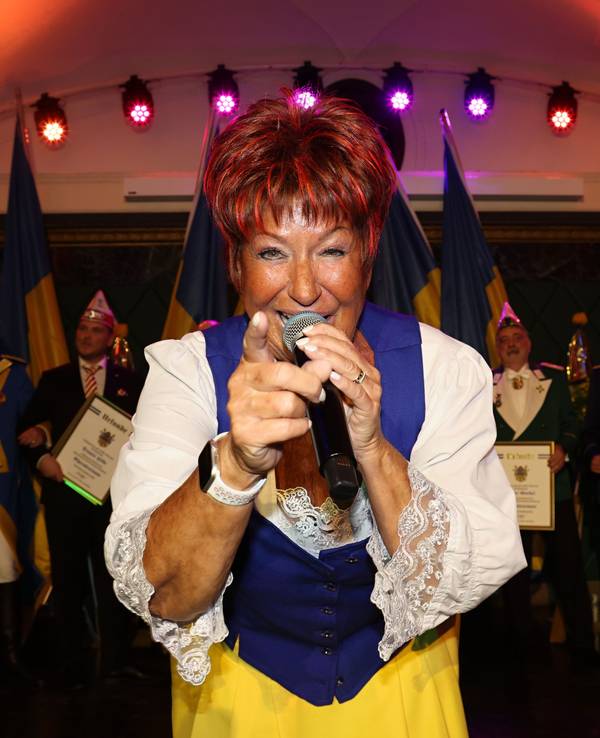 Marita Köllner beim Auftritt bei der Bürgergarde.