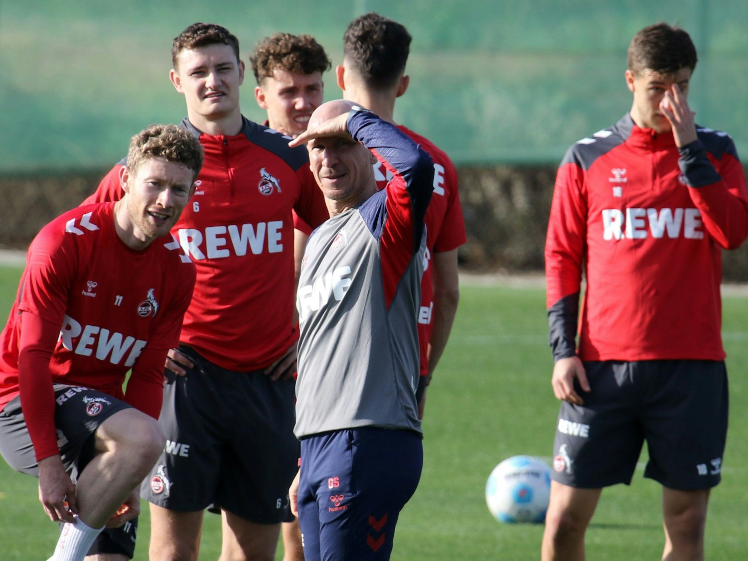 Gerhard Struber steht mit Spielern des 1. FC Köln auf dem Trainingsplatz in Spanien.