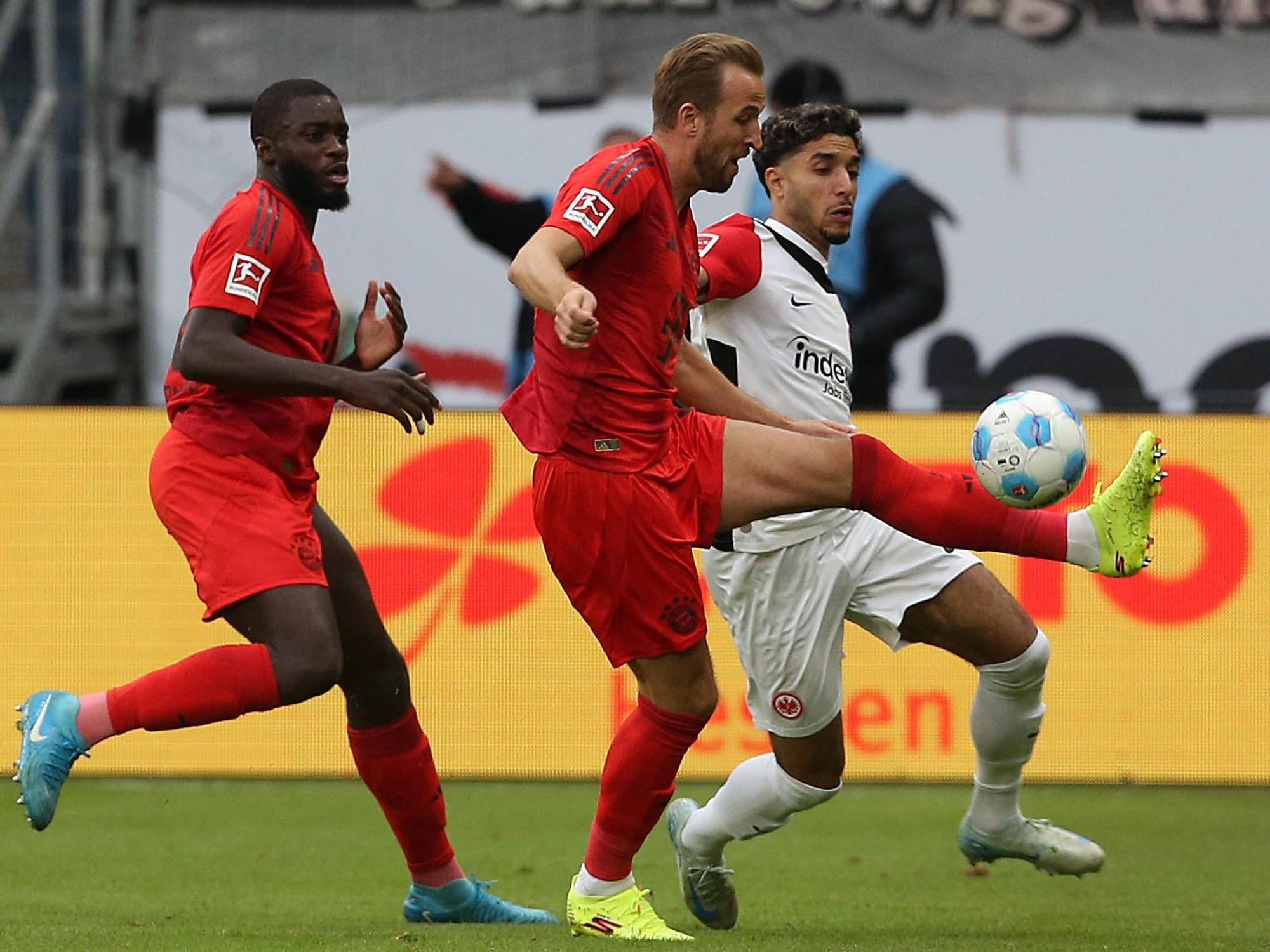 Omar Marmoush und Harry Kane im Zweikampf.