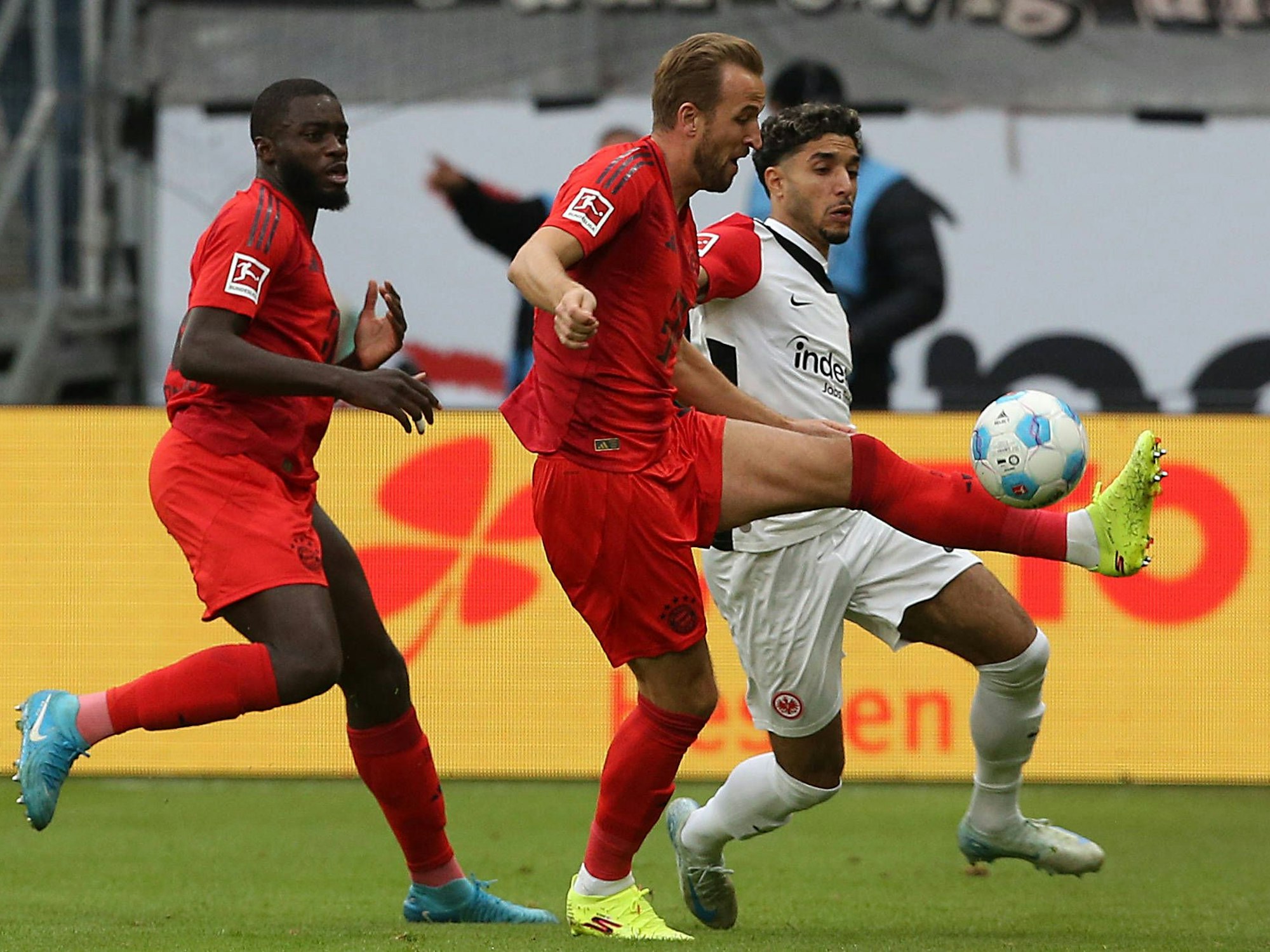 Omar Marmoush und Harry Kane im Zweikampf.