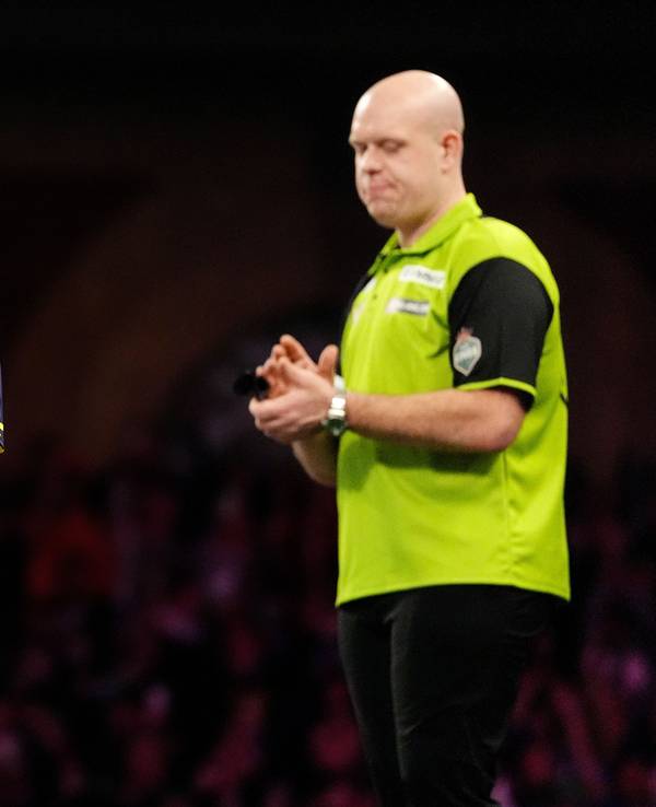 Luke Littler (l) feiert den Sieg im Finale der Paddy Power World Darts Championship gegen Michael van Gerwen (r).