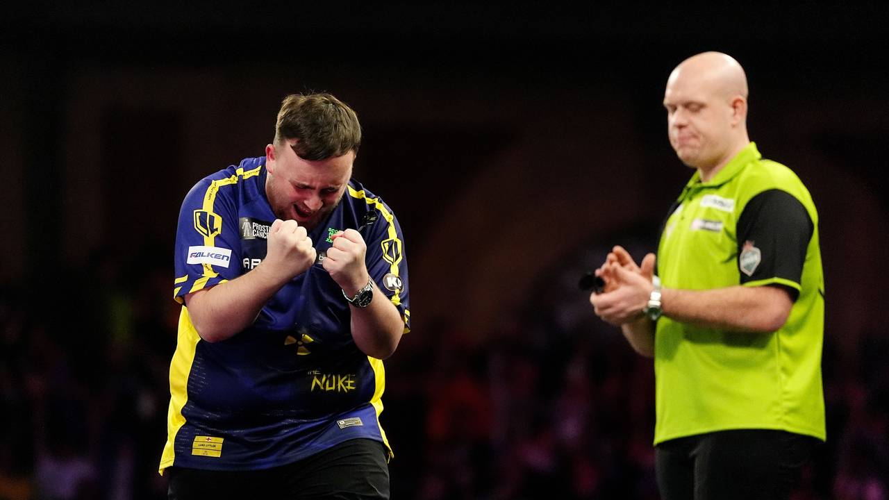 Luke Littler (l) feiert den Sieg im Finale der Paddy Power World Darts Championship gegen Michael van Gerwen (r).