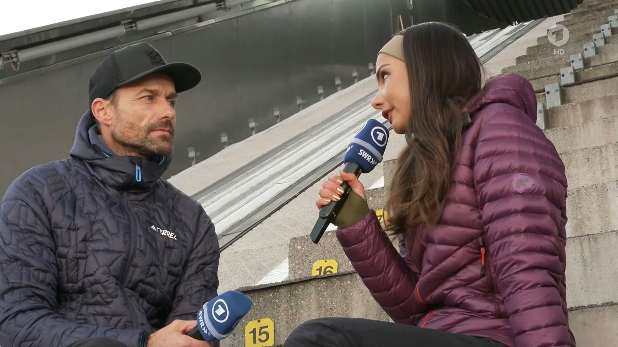 Sven Hannawald und Lea Wagner in der Vierschanzentournee-Übertragung der ARD.