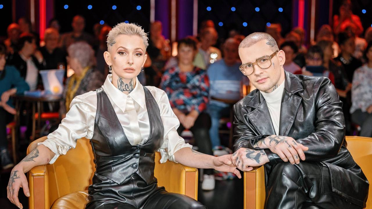Schauspieler Eric Stehfest mit seine Ehefrau, Schauspielerin und Sängerin Edith Stehfest, hier bei der Aufzeichnung der MDR-Talkshow „Riverboat“ am 19. November 2024 in Leipzig.