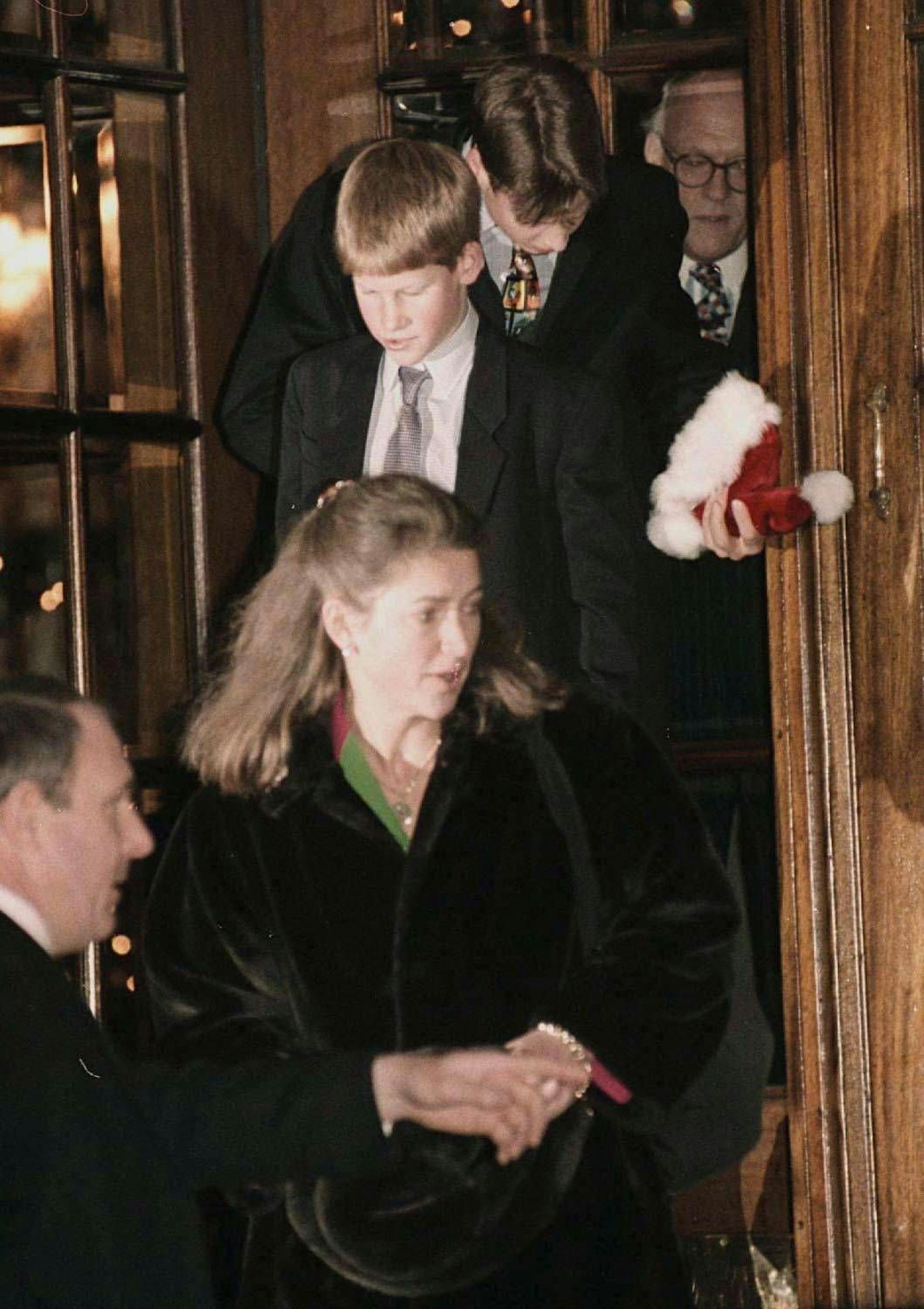 Die jungen Prinzen verlassen das Ritz nach einem Weihnachtsessen in London (1997), ihre damalige Nanny „Tiggy“ Legge-Bourke läuft vorneweg.
