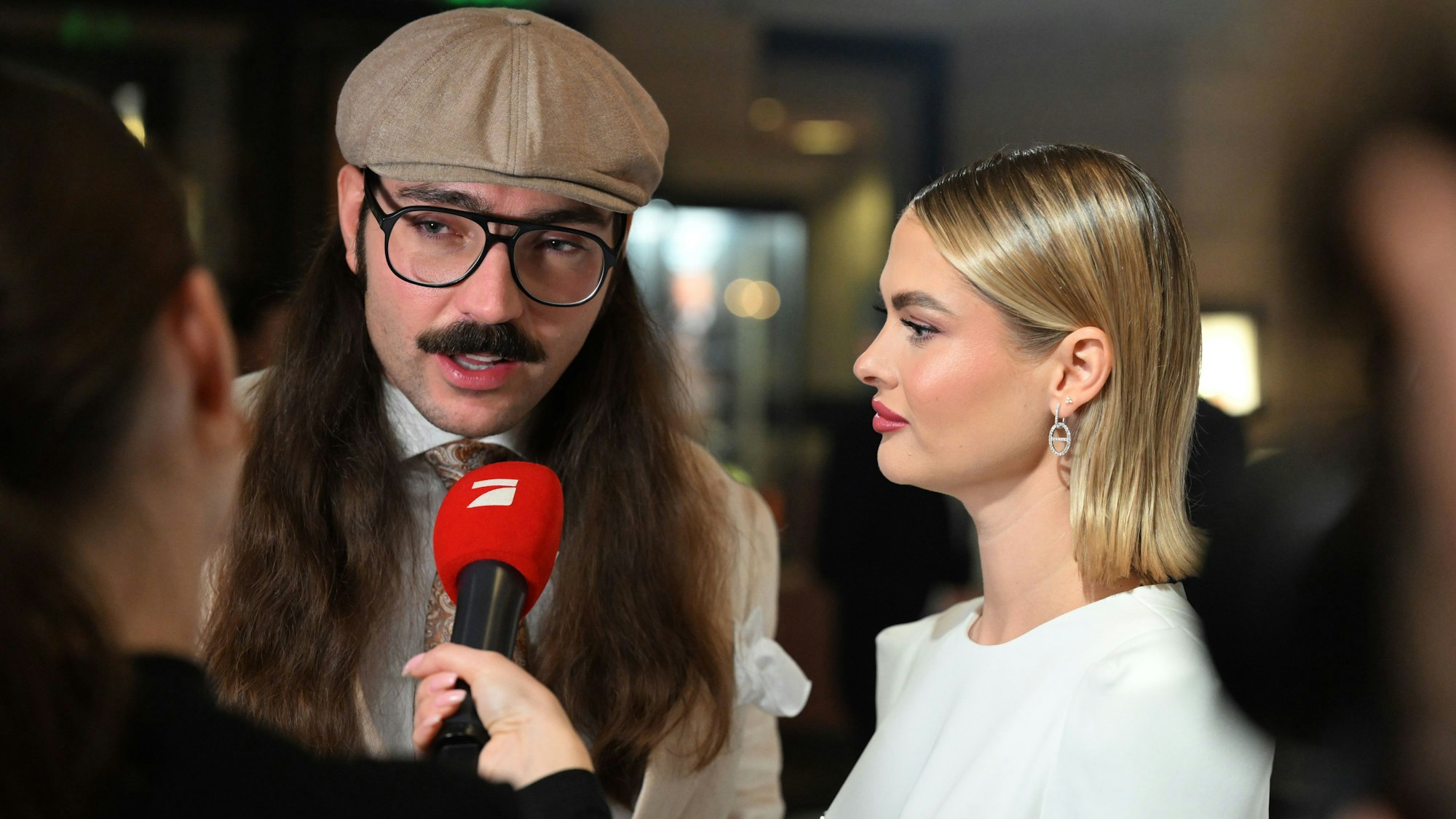 So kennen wir Fabio Knez: Brille und langes Walle-Haar.