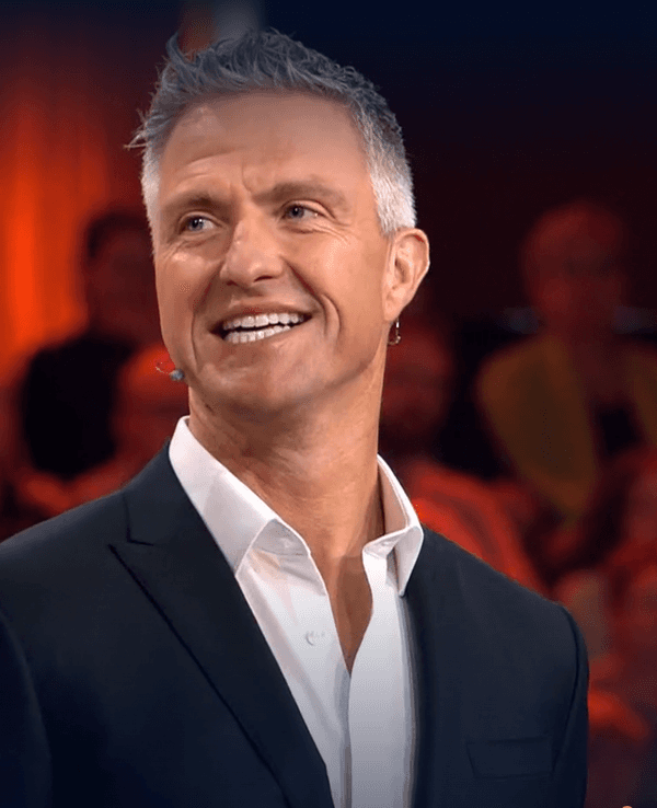 Ralf Schuhmacher und sein Partner Étienne Bousquet-Cassagne feiern am 4. Januar 2025 ihr Fernseh-Debüt als Paar (hier im Bild). Dabei kriegen sie es mit einem blutjungen Automobil-Experten zu tun.