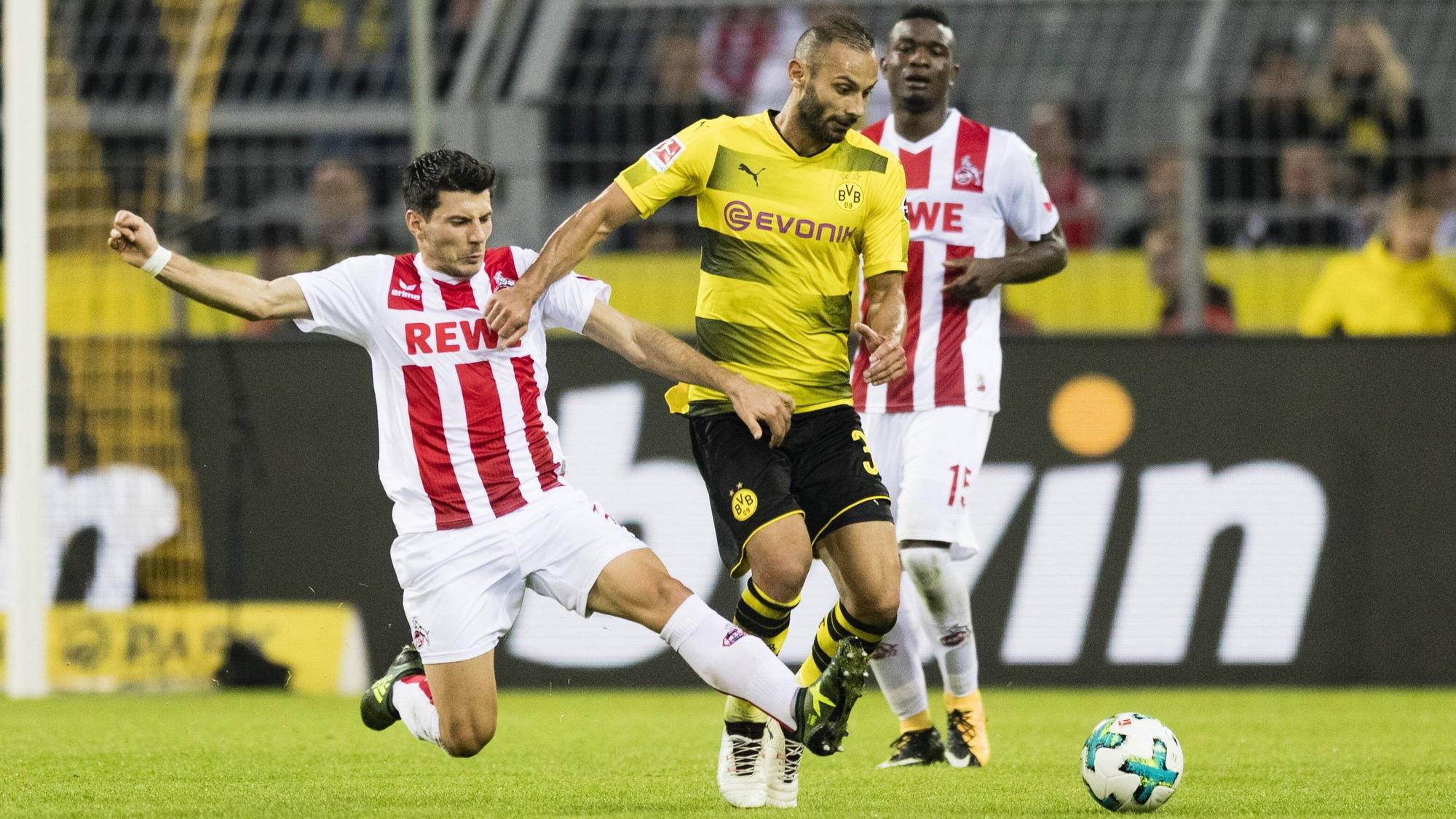 Ömer Toprak am 17. September 2017 beim Spiel von Borussia Dortmund in Köln im Duell um den Ball mit FC-Profi Milos Jojic.
