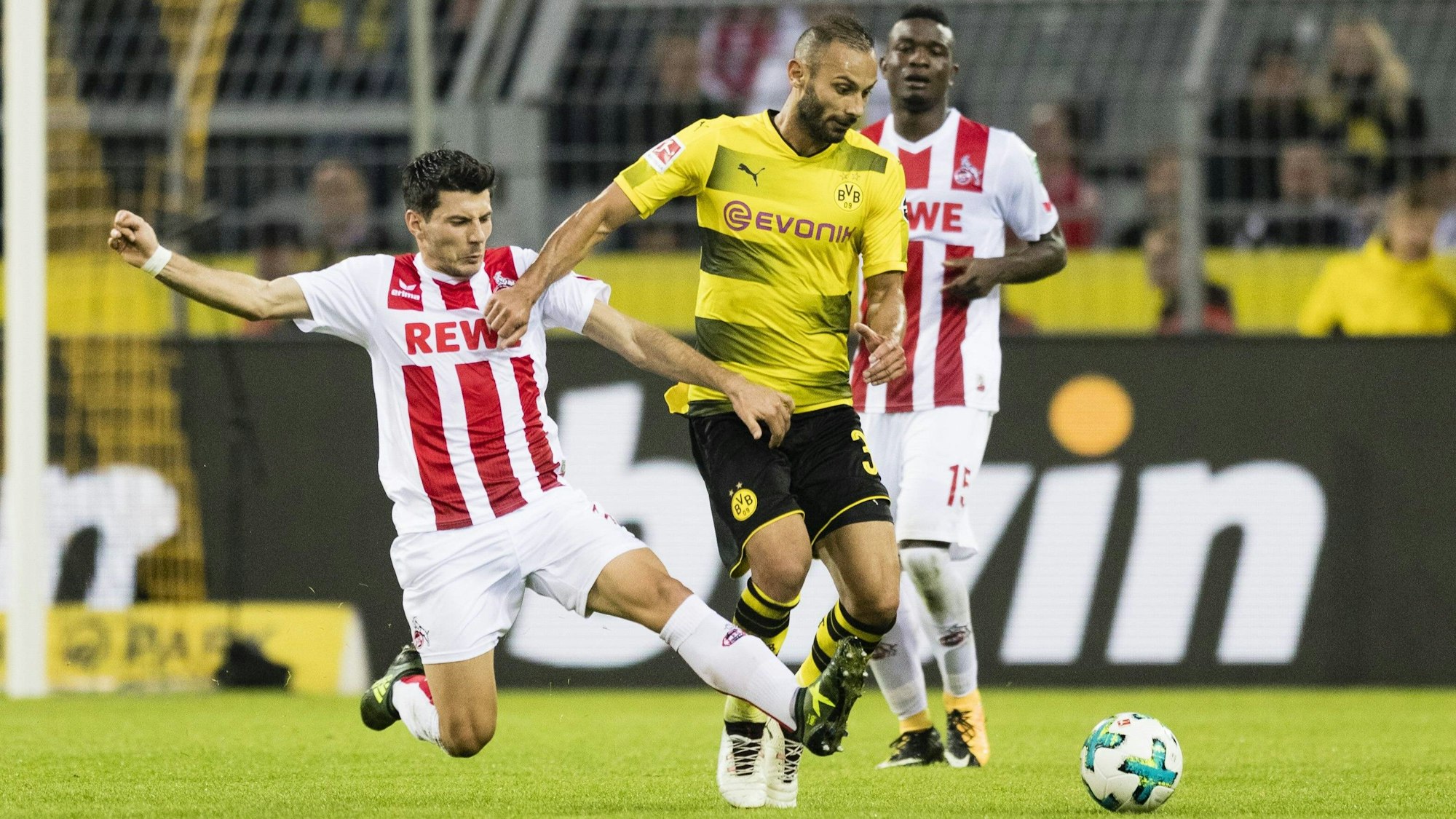 Ömer Toprak am 17. September 2017 beim Spiel von Borussia Dortmund in Köln im Duell um den Ball mit FC-Profi Milos Jojic.