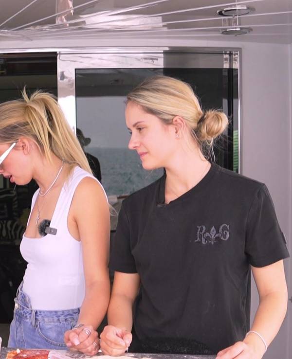 „Die Geissens“ sind wieder da. Am 6. Januar 2025 startet die inzwischen 23. Staffel auf RTLZWEI. Das Foto zeigt (v.l.) Robert, Carmen, Shania und Davina beim Pizzabacken.