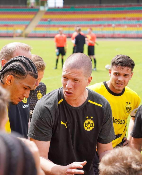 Junioren-Coach Mike Tullberg von Borussia Dortmund am 20. Mai 2024 beim U19-Halbfinale zwischen dem BVB und Hertha BSC.