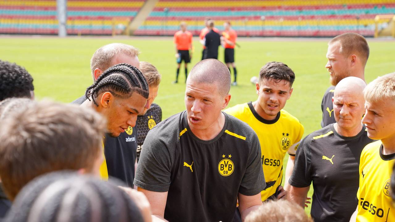 Junioren-Coach Mike Tullberg von Borussia Dortmund am 20. Mai 2024 beim U19-Halbfinale zwischen dem BVB und Hertha BSC.