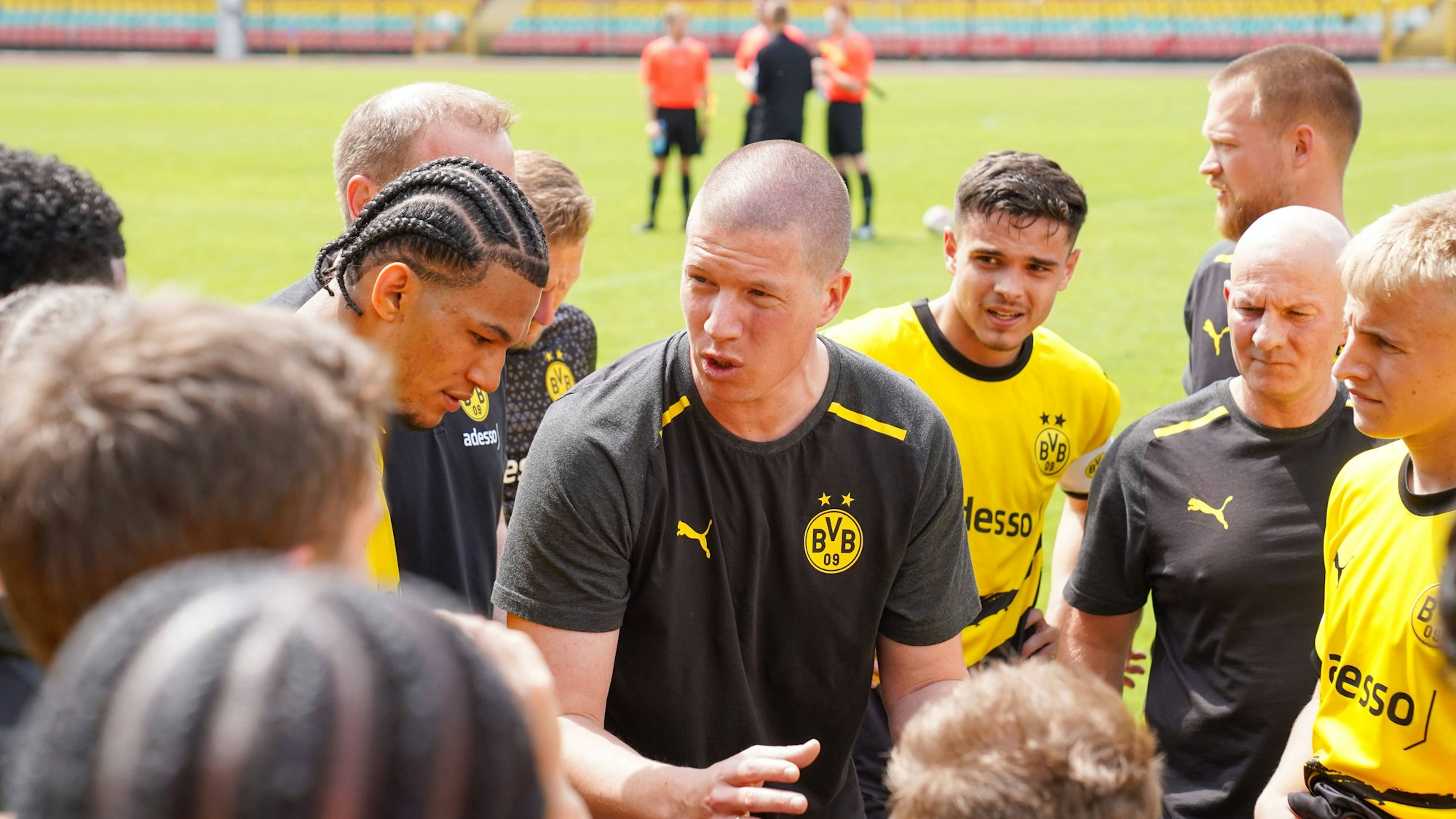 Junioren-Coach Mike Tullberg von Borussia Dortmund am 20. Mai 2024 beim U19-Halbfinale zwischen dem BVB und Hertha BSC.
