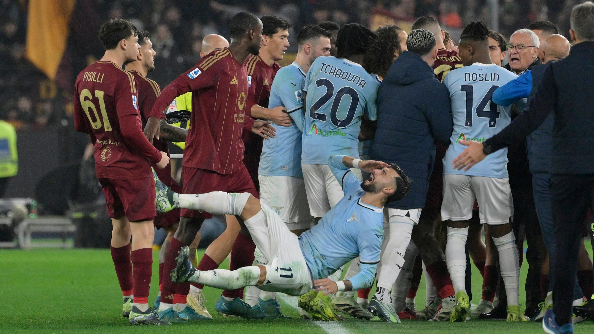 Rudelbildung im Rom-Derby am Sonntag (5. Januar 2025.).