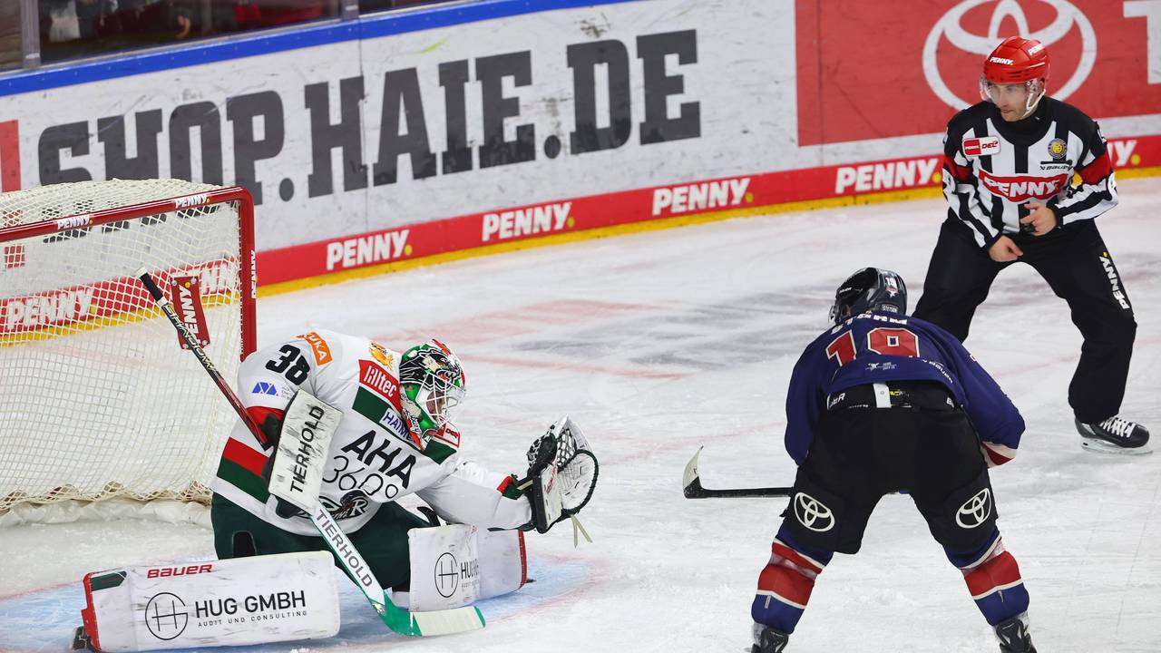 Strauss Mann pariert einen Schuss von Frederik Storm.