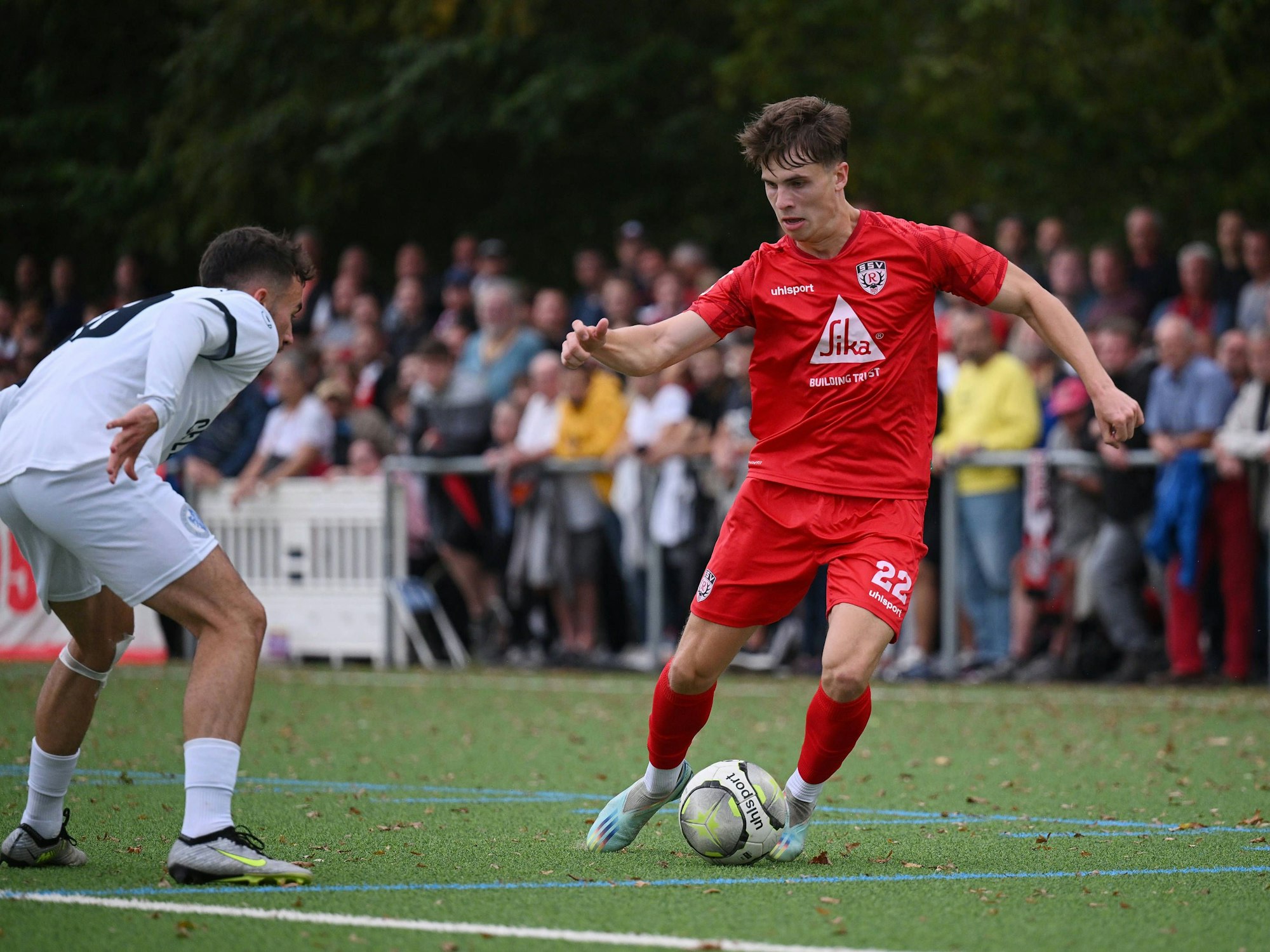 Luca Meixner geht ins Dribbling.