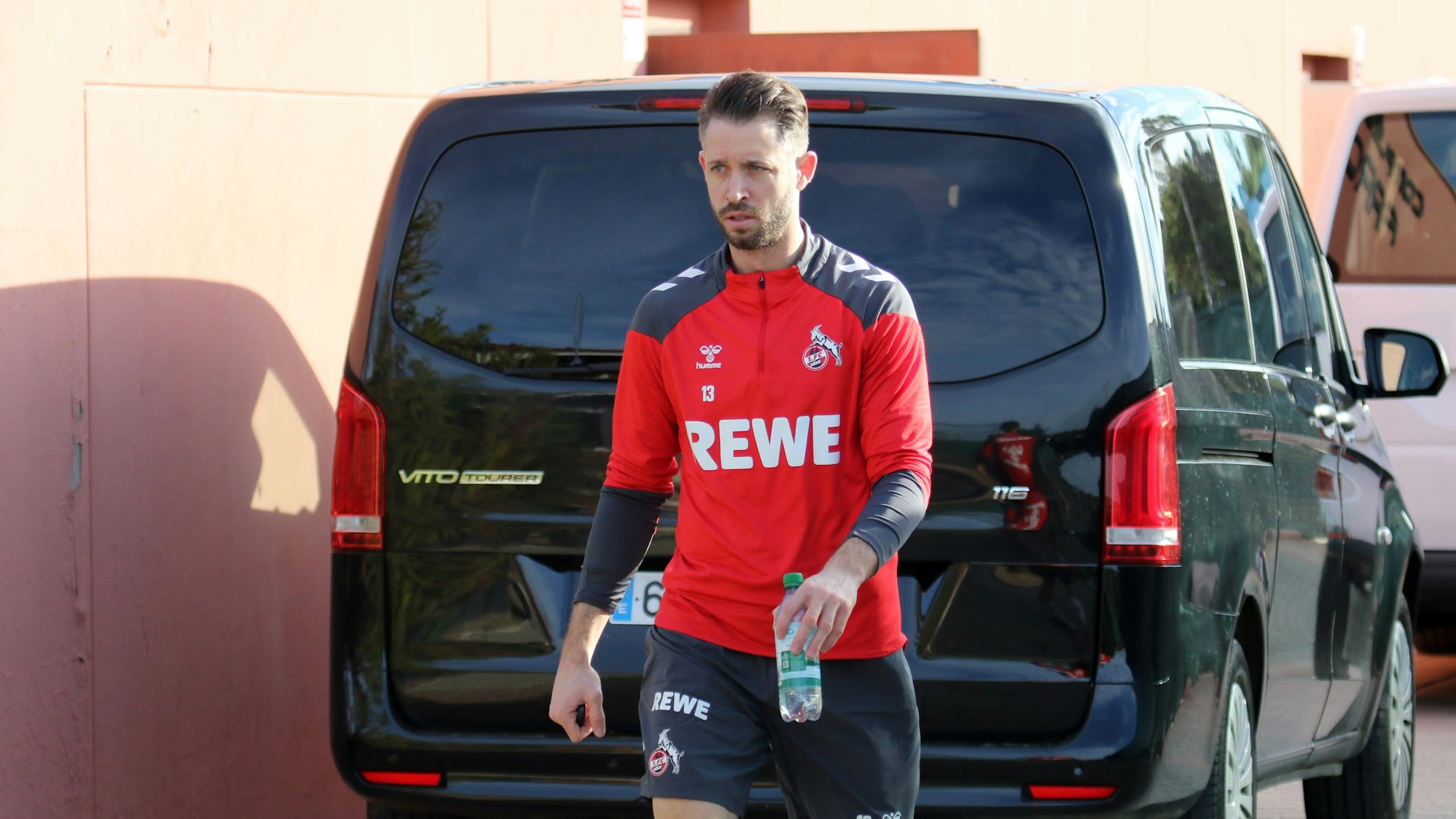 Mark Uth in Trainingsklamotten des 1. FC Köln.