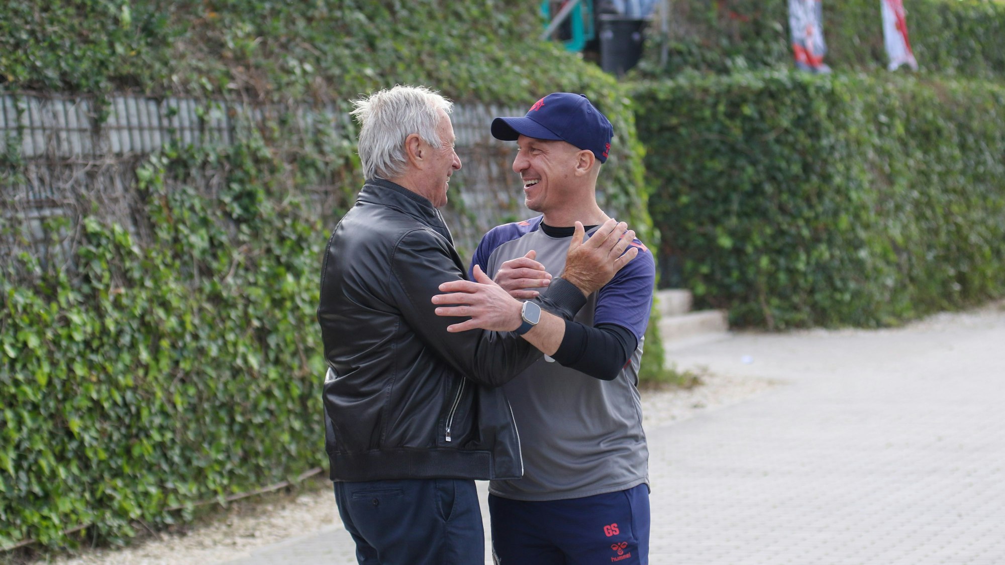 Gerhard Struber begrüßt Josef Hickersberger beim FC-Trainingslager in Spanien.