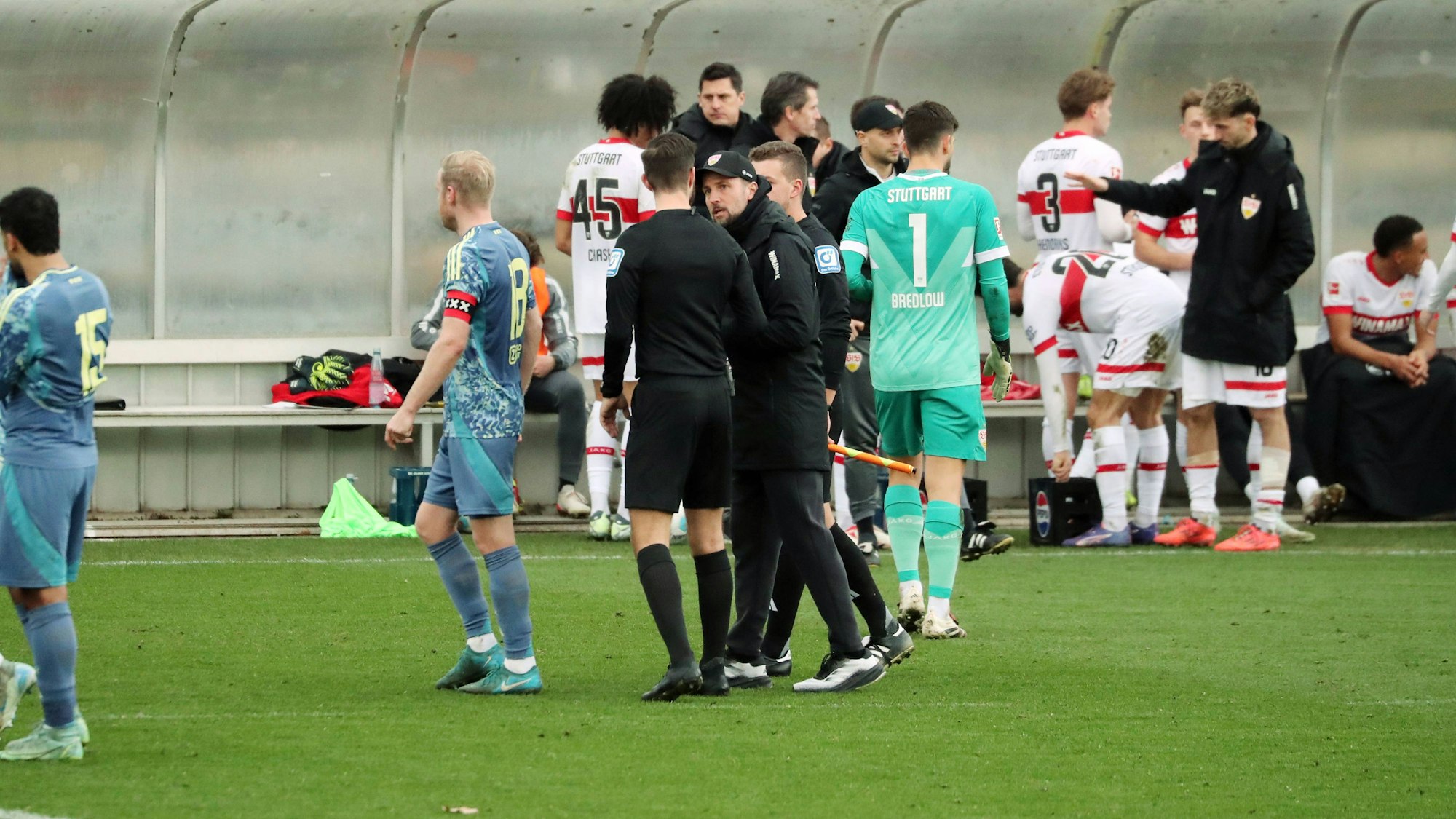 Sebastian Hoeneß diskutiert im Stuttgart-Test gegen Ajax Amsterdam (Sonntag, 5. Januar 2025) mit dem Schiedsrichter.