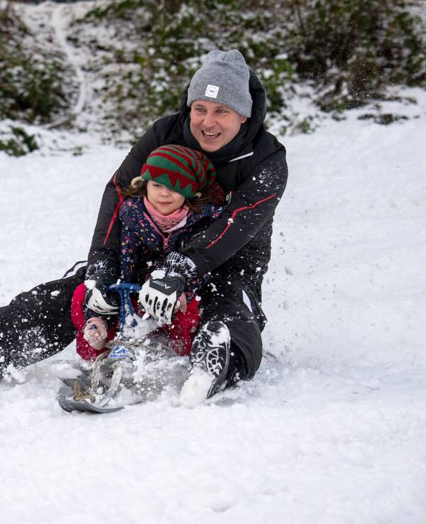 Sascha rodelt mit Tochter Klara Wolfsschlucht den Hang hinab. In der Eifel gab es schon am 2. Januar 2025 Schnee bis in die Niederungen.