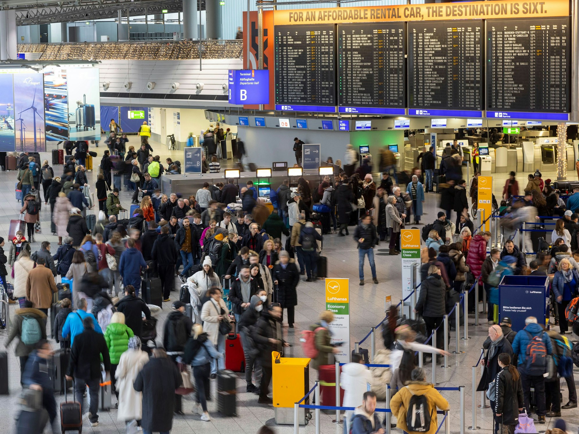 Der Wintereinbruch in Deutschland führt am Frankfurter Flughafen zu Flugausfällen und langen Warteschlangen an den Flugschaltern.