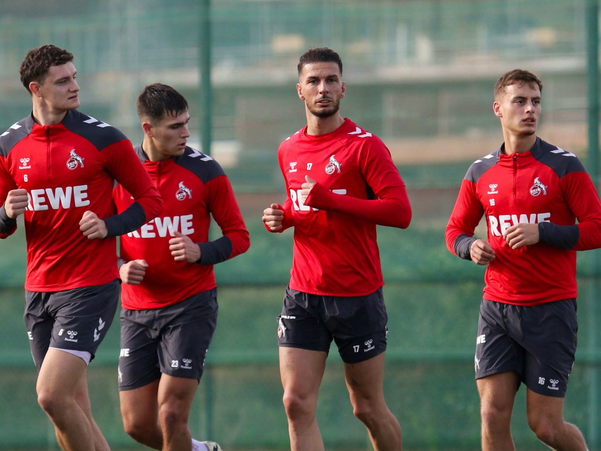 Leart Pacarada mit FC-Kollegen auf dem Platz.