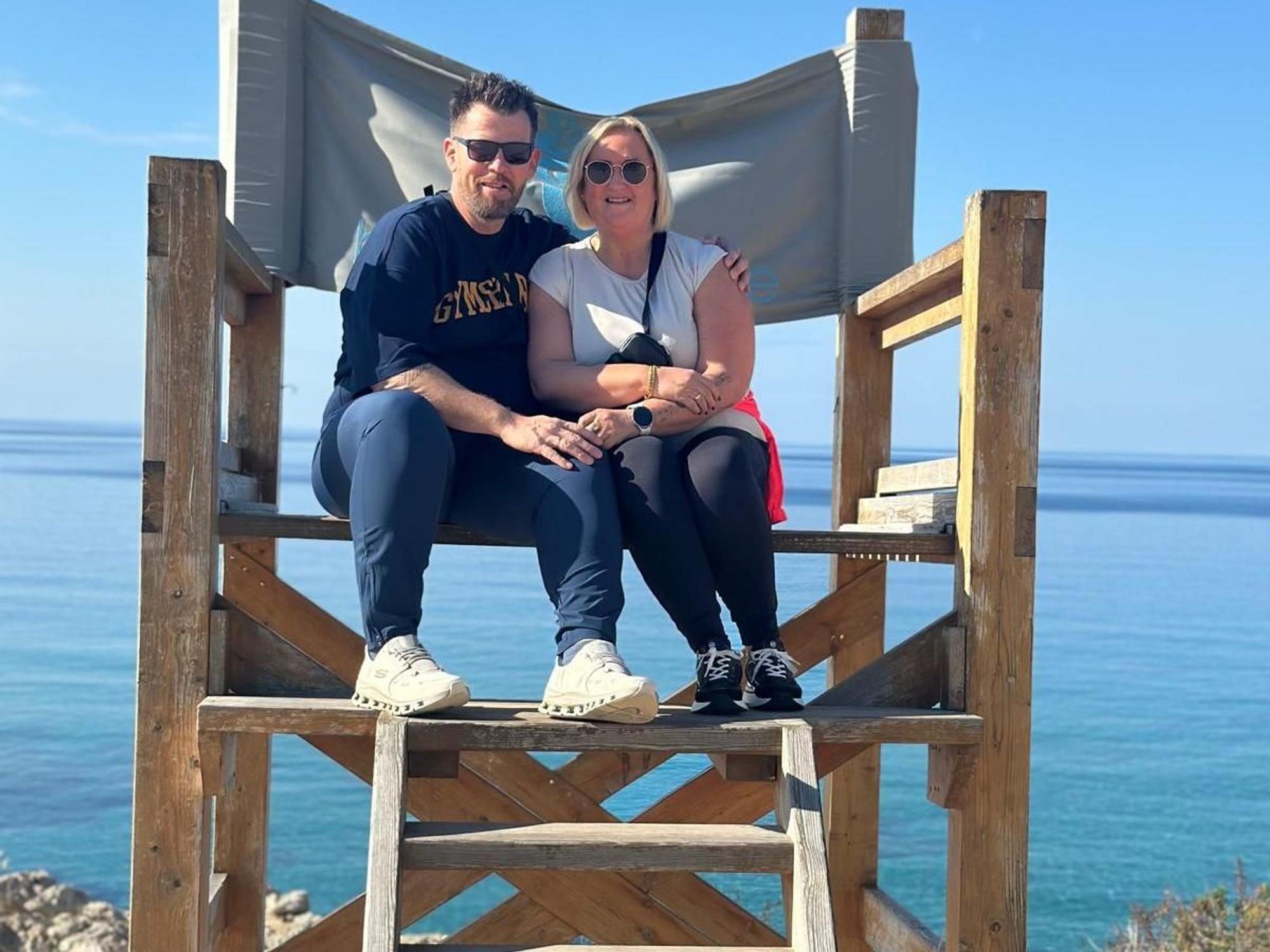 Zwei Personen auf einem Foto in der Sonne