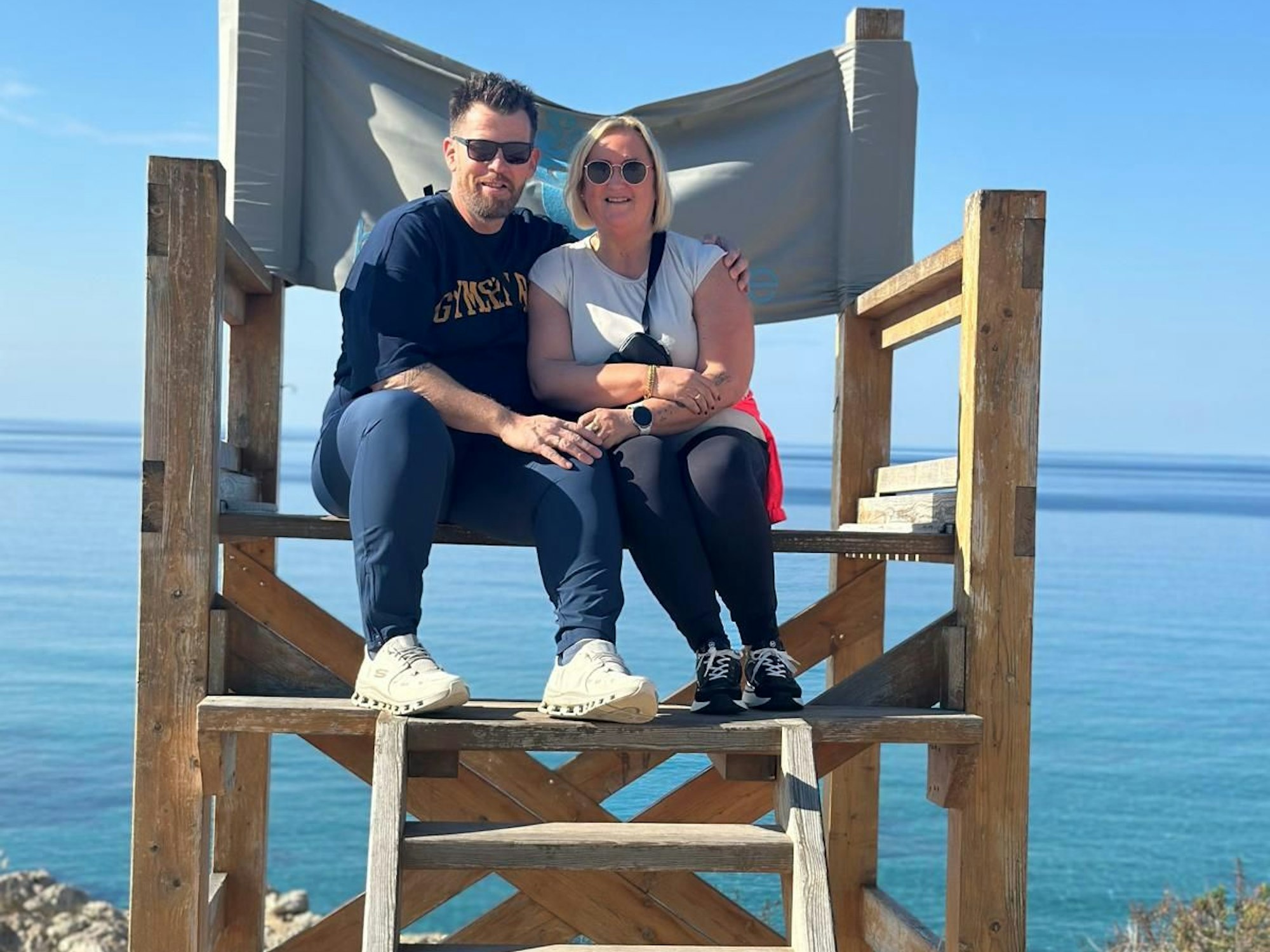 Zwei Personen auf einem Foto in der Sonne