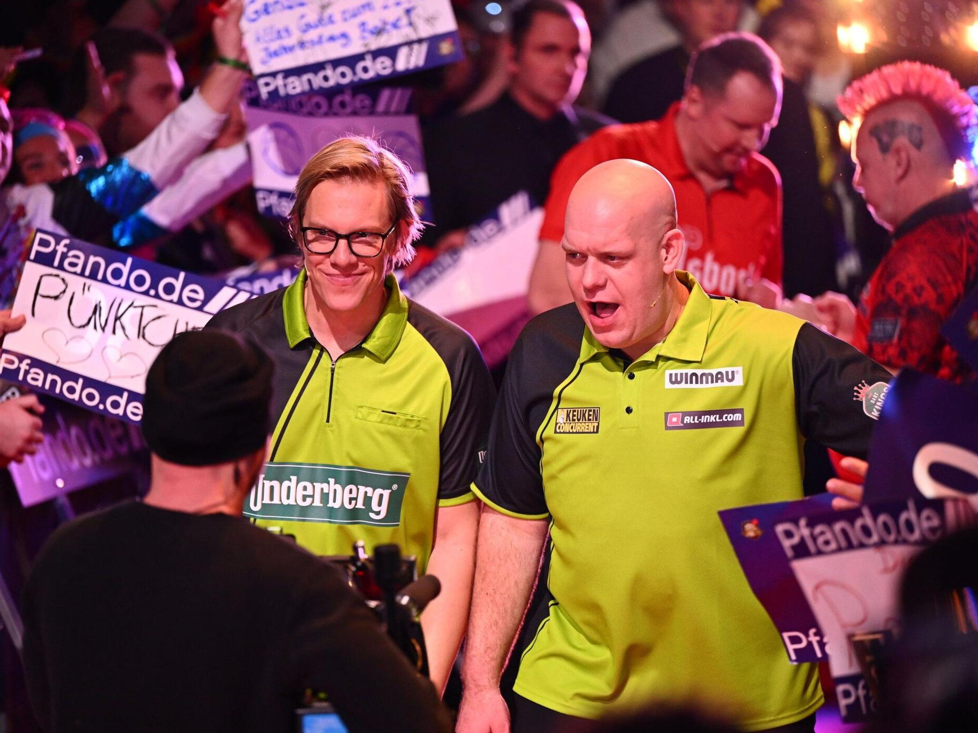 Simon Gosejohann und Michael van Gerwen beim Einzug.